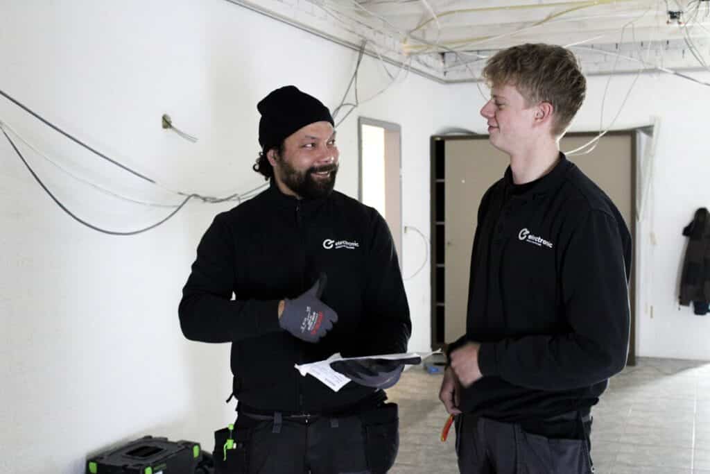 Project Ochten, werkzaamheden utiliteitsgebouw door twee collega's van Electronic.